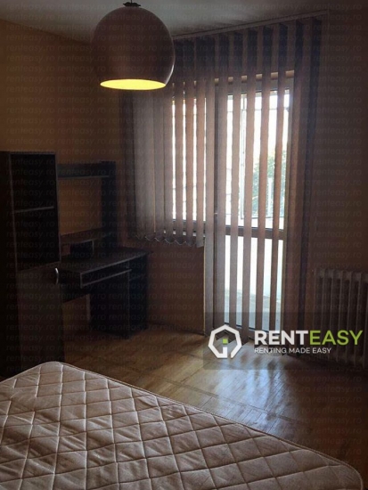 Apartament decomandat cu 3 camere de vanzare pe Independentei
