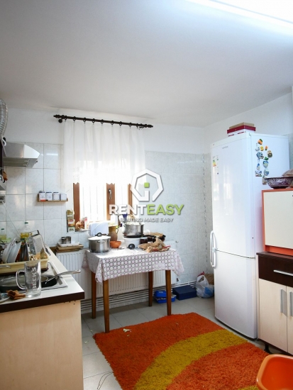 Casa 5 camere de vanzare in zona Sararie