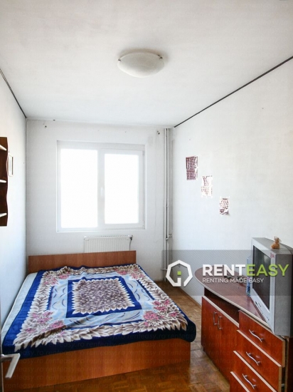 Apartament decomandat cu 3 camere de vanzare in zona Podul de Piatra