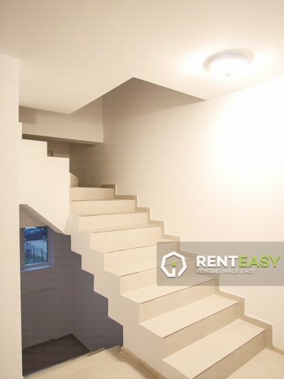 Apartament cu 6 camere pe 2 nivele, suprafata 120 mp, 2 bai, 1 bucatarie, 2 balcoane