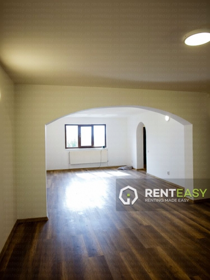 Casa cu 7 camere de vanzare situata in zona Tatarasi