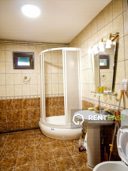 Casa cu 7 camere de vanzare situata in zona Tatarasi