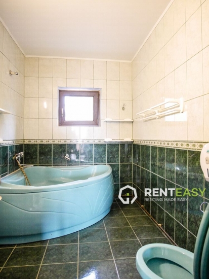 Casa cu 7 camere de vanzare situata in zona Tatarasi