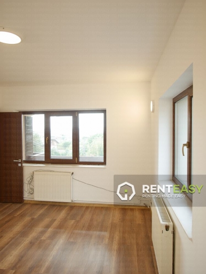 Casa cu 7 camere de vanzare situata in zona Tatarasi