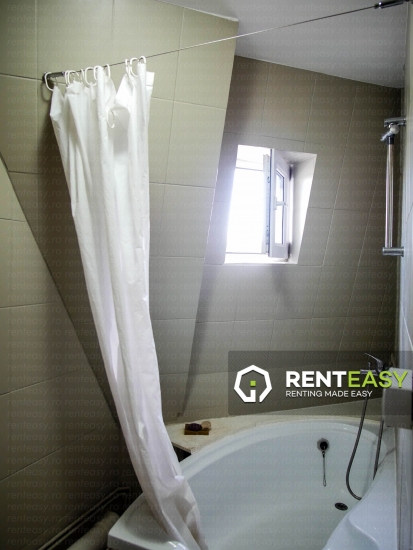 De vanzare! Apartament cu 2 camere la mansarda situat in Podul de Fier