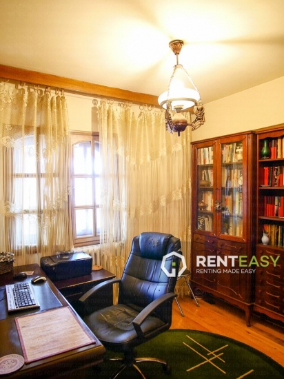 Apartament cu 4 Camere pentru Inchiriat in Centru - Moldova