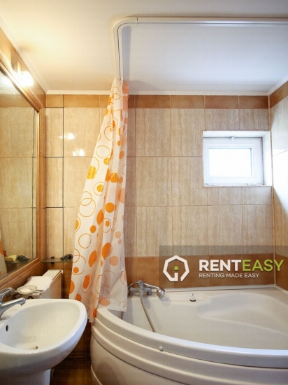 Vila cu 3 camere pentru inchiriat in zona Sararie