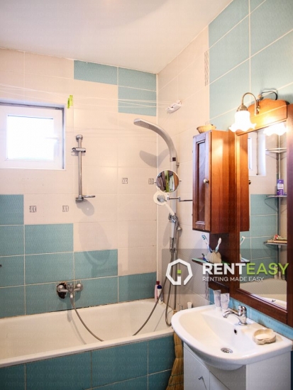 Apartament cu 2 camere si curte de inchiriat in Centru - Targu Cucu