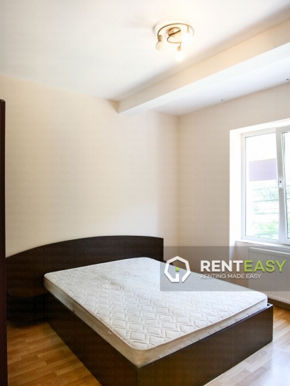 Apartament cu 3 camere in Centru - Tarom de inchiriat