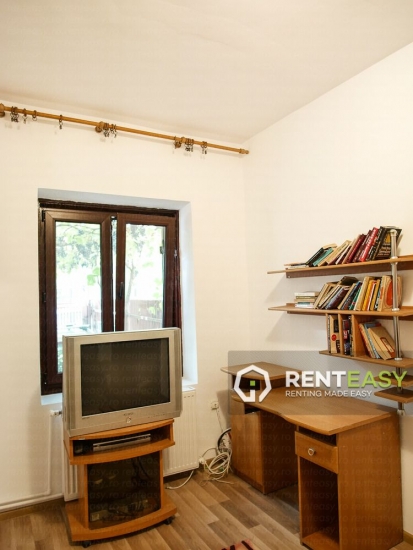 Vila cu 3 camere de inchiriat in zona Arcu