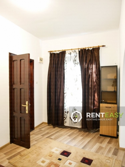Vila cu 3 camere de inchiriat in zona Arcu