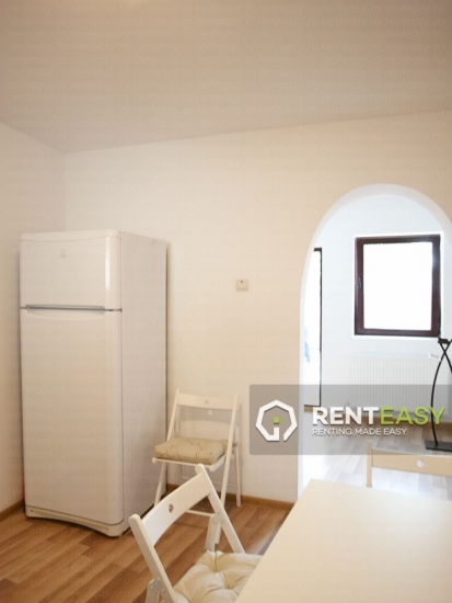 Vila cu 3 camere de inchiriat in zona Arcu