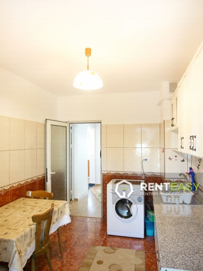 Apartament 3 camere de inchiriat zona Podul de Fier