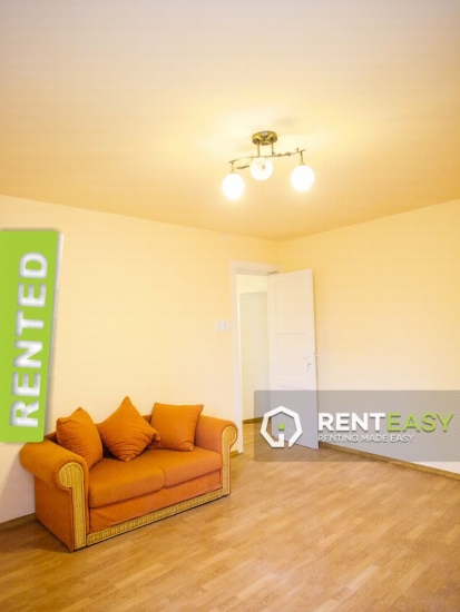 Apartament cu 3 camere si curte de inchiriat in Centru