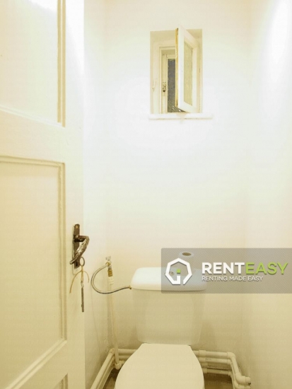 Apartament cu 3 camere si curte de inchiriat in Centru