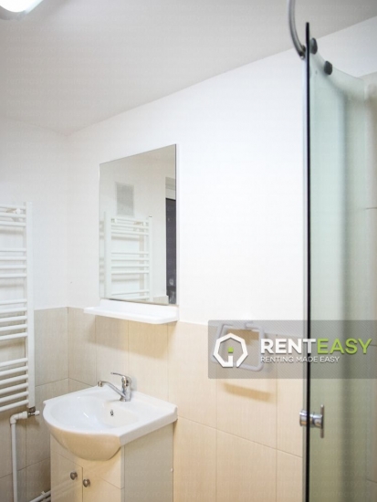 Apartament cu 3 camere si curte de inchiriat in Centru