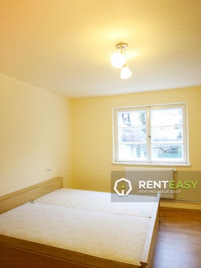 Apartament cu 3 camere si curte de inchiriat in Centru