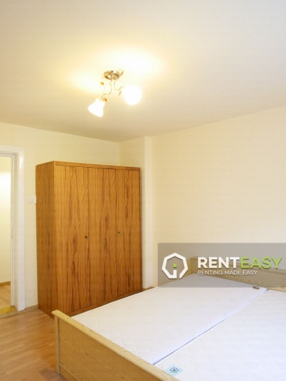 Apartament cu 3 camere si curte de inchiriat in Centru