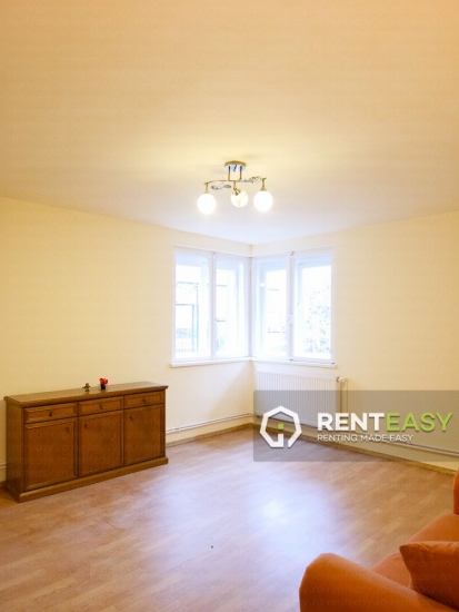Apartament cu 3 camere si curte de inchiriat in Centru