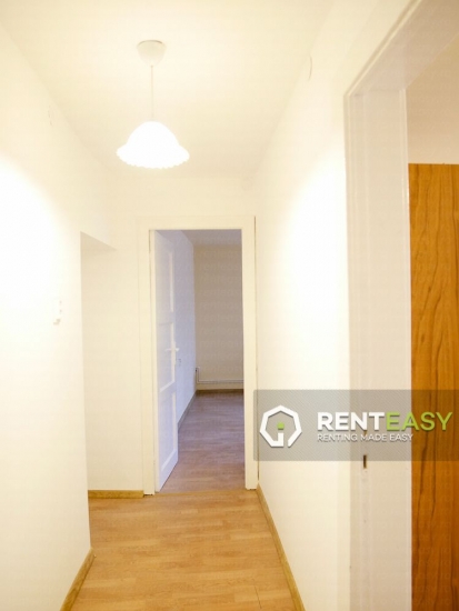 Apartament cu 3 camere si curte de inchiriat in Centru