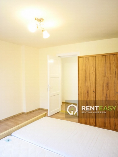 Apartament cu 3 camere si curte de inchiriat in Centru