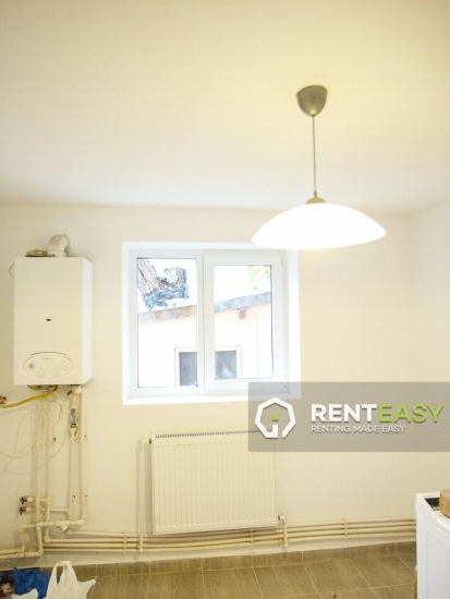 Apartament cu 3 camere si curte de inchiriat in Centru