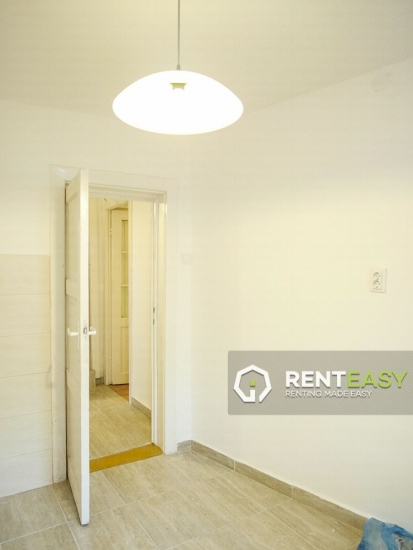 Apartament cu 3 camere si curte de inchiriat in Centru