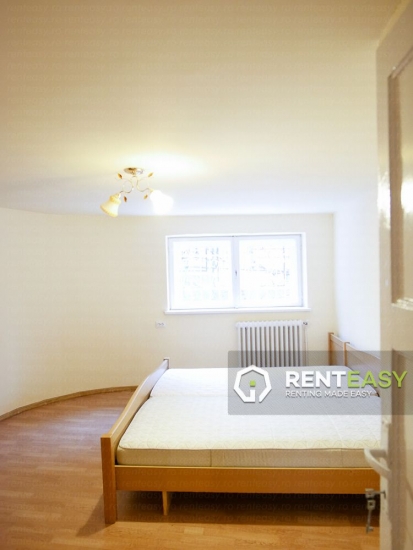 Apartament cu 3 camere si curte de inchiriat in Centru