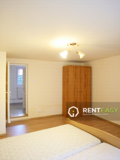 Apartament cu 3 camere si curte de inchiriat in Centru