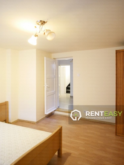 Apartament cu 3 camere si curte de inchiriat in Centru