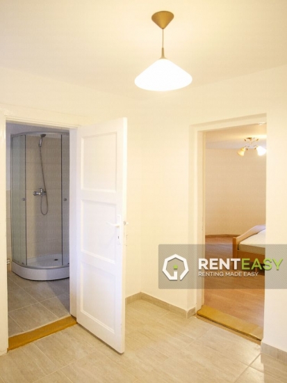Apartament cu 3 camere si curte de inchiriat in Centru