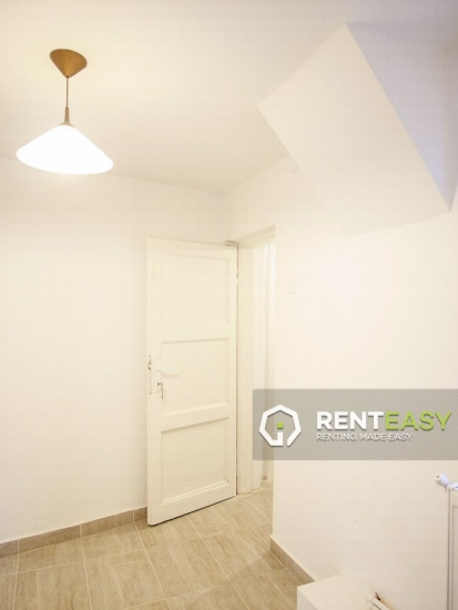 Apartament cu 3 camere si curte de inchiriat in Centru