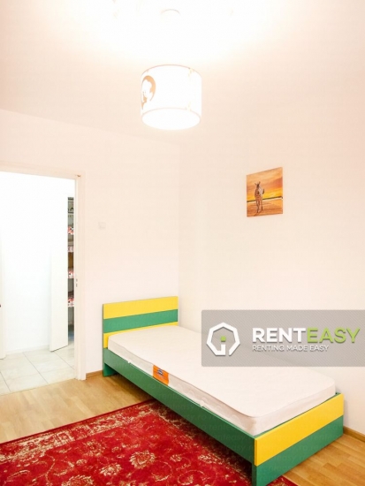 Apartament decomandat cu 3 camere in Podul Ros de inchiriat