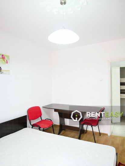 Apartament decomandat cu 3 camere in Podul Ros de inchiriat