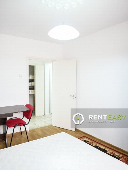 Apartament decomandat cu 3 camere in Podul Ros de inchiriat