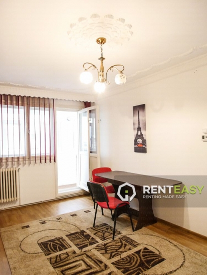 Apartament decomandat cu 3 camere in Podul Ros de inchiriat