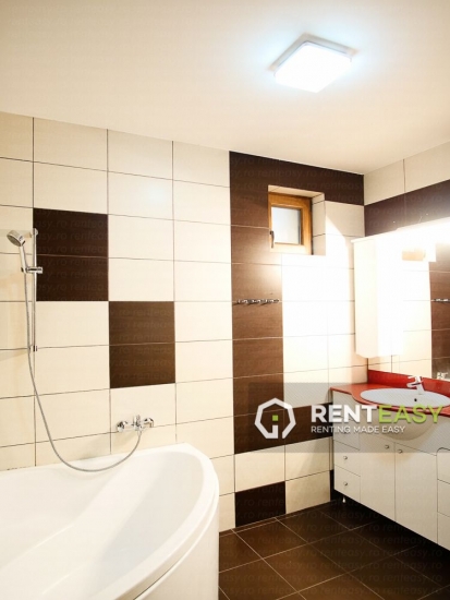 Apartament spatios cu 3 camere de inchiriat in Piata Unirii