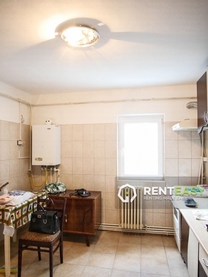 Apartament decomandat cu 2 camere in Podul de Fier de inchiriat
