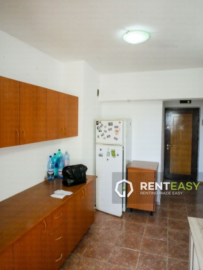 Apartament cu 3 camere de inchiriat in zona Moldova Mall
