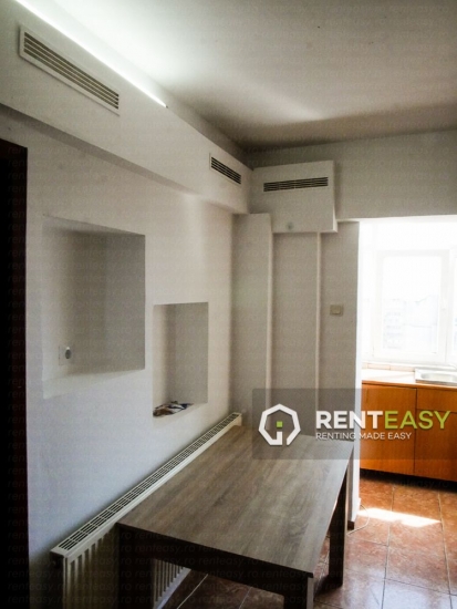 Apartament cu 3 camere de inchiriat in zona Moldova Mall