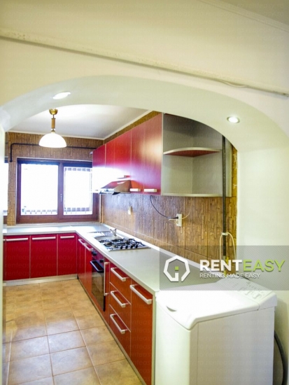 Apartament spatios cu 3 camere de inchiriat situat pe Independentei