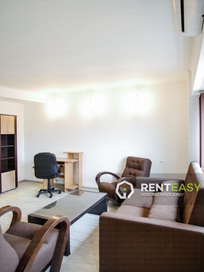 Apartament spatios cu 3 camere de inchiriat situat pe Independentei
