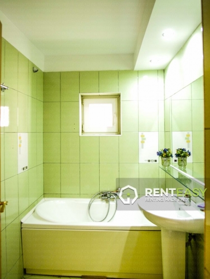 Apartament cu 3 camere de inchiriat situat in zona Podul de Fier