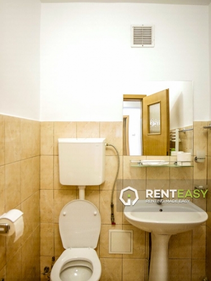 Apartament cu 3 camere de inchiriat situat in zona Podul de Fier
