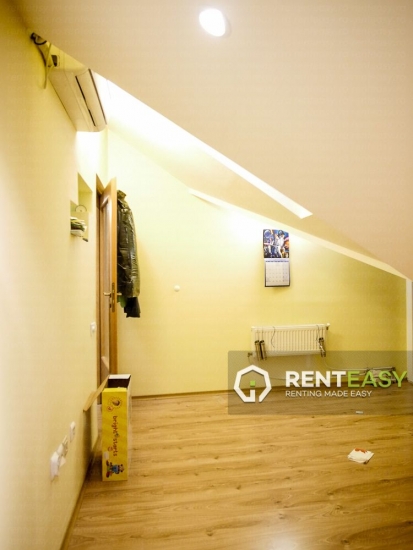 Apartament spatios cu 3 camere de inchiriat in zona Hala Centrala
