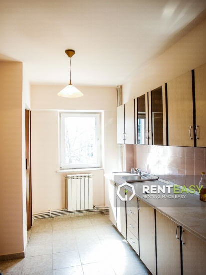Apartament cu 3 camere de inchiriat in zona Centrala - Targu Cucu