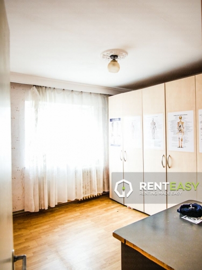 Apartament cu 3 camere de inchiriat in zona Podul de Fier