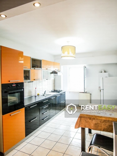 Apartament spatios cu 3 camere de inchiriat in zona - Pacurari