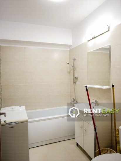 Apartament spatios cu 3 camere de inchiriat in zona Centrala
