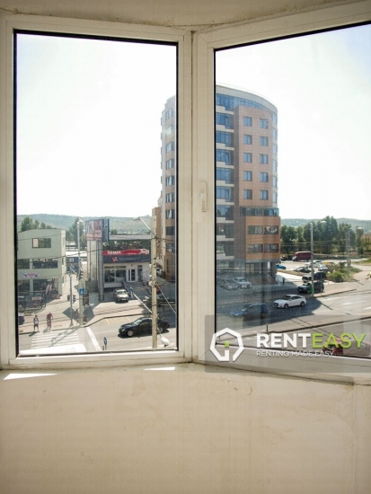 Apartament spatios cu 3 camere decomandat de inchiriat in zona Pacurari